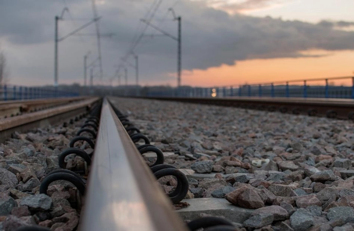 {Kolejarze podpisali umowę na unijne dofinansowanie modernizacji i elektryfikacji linii Ełk – Giżycko.}