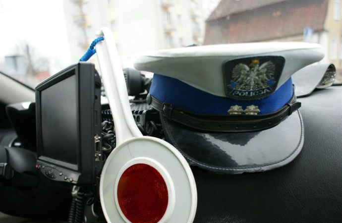 {Warmińsko-mazurscy policjanci w ubiegłym roku otrzymali ponad 1 tys. zgłoszeń.}